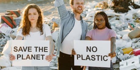 Picketer with 'no plastic' sign